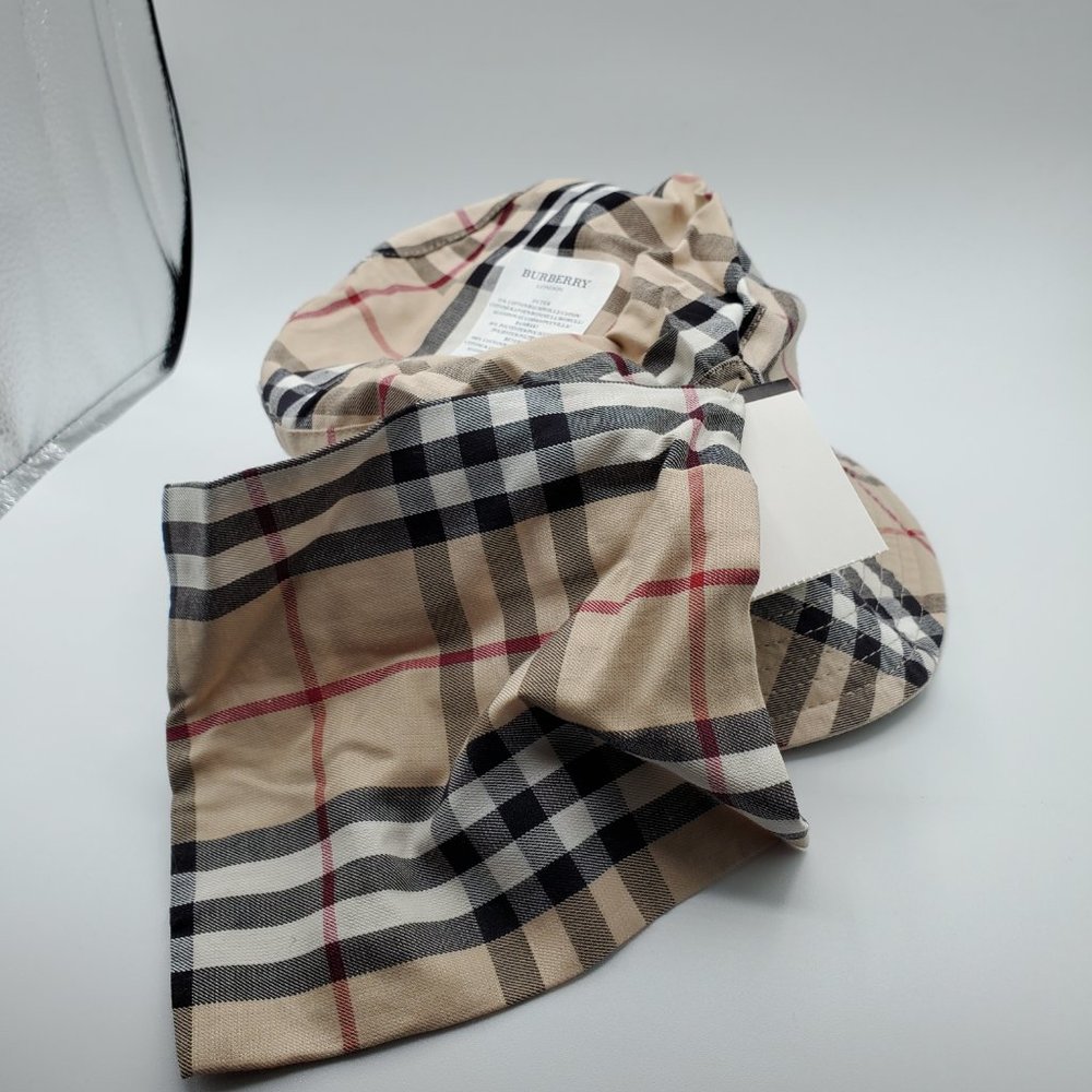Burberry London Check reversible Bucket Hat (Beige) (UNISEX) - Picture 8 of 9